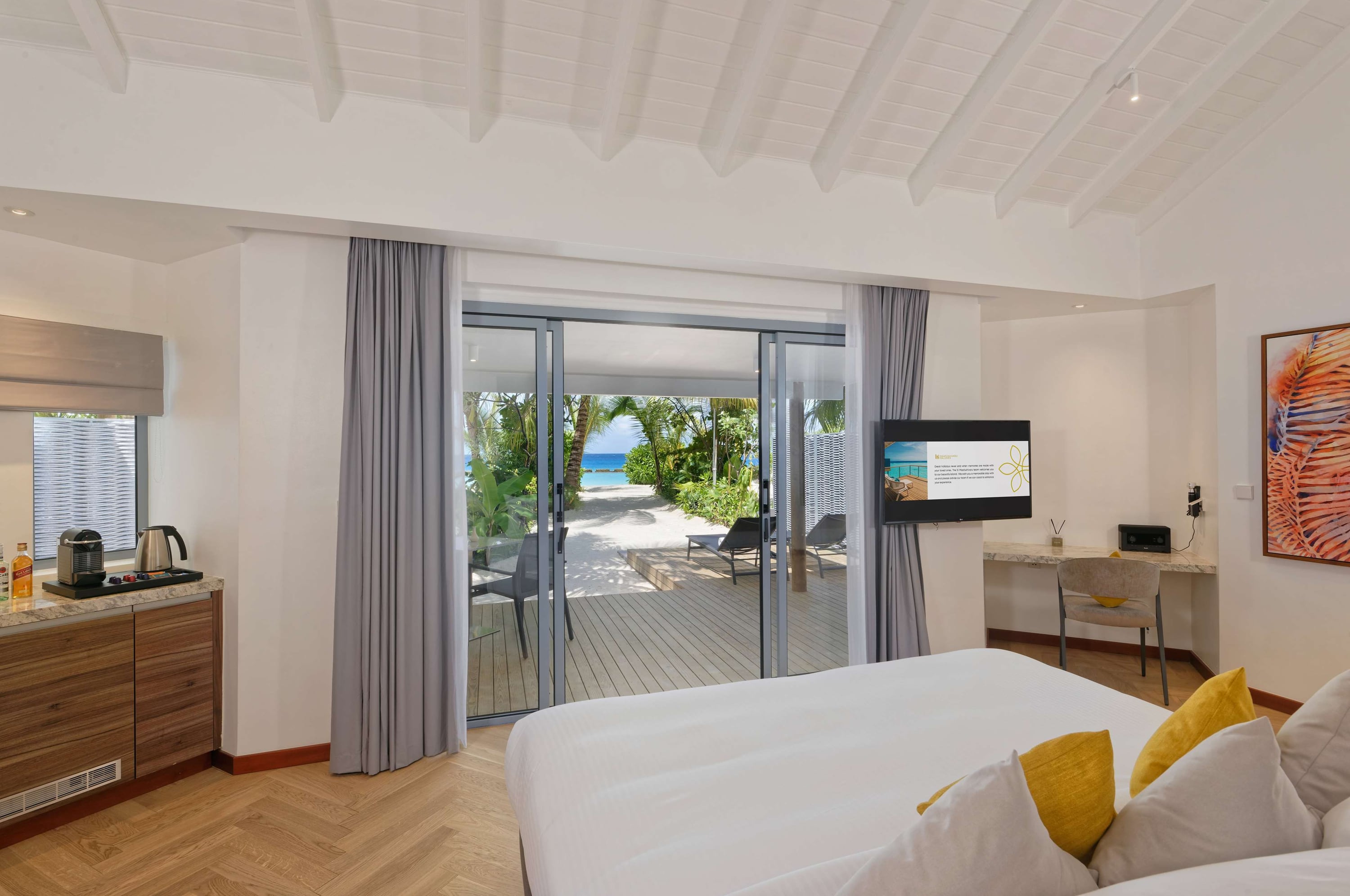 1 Bedroom Beach Villa (1 King & 1 Twin Bed) im Outrigger Maldives Maafushivaru Resort