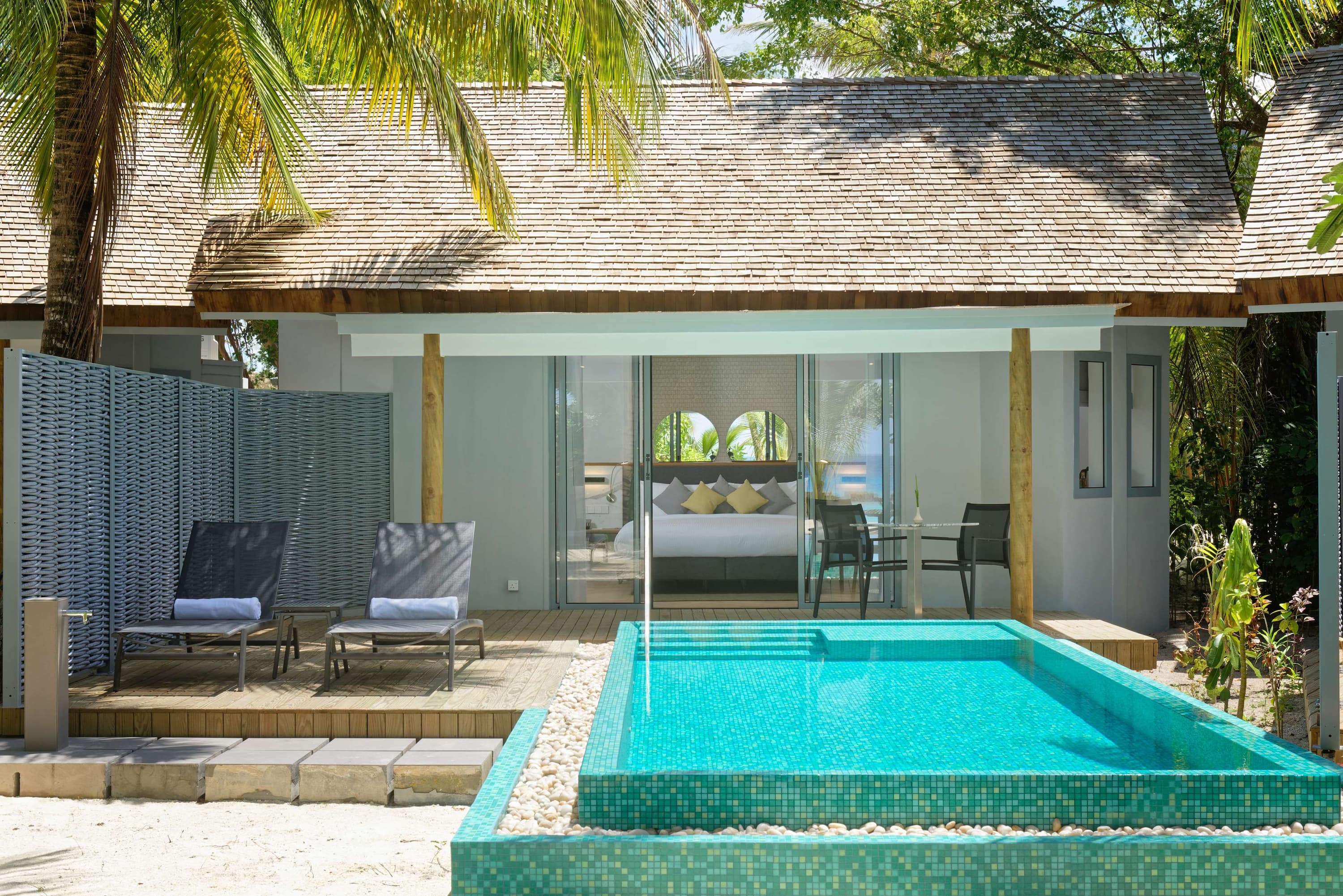 Guest Suite Detail - Private Pool im Outrigger Maldives Maafushivaru Resort