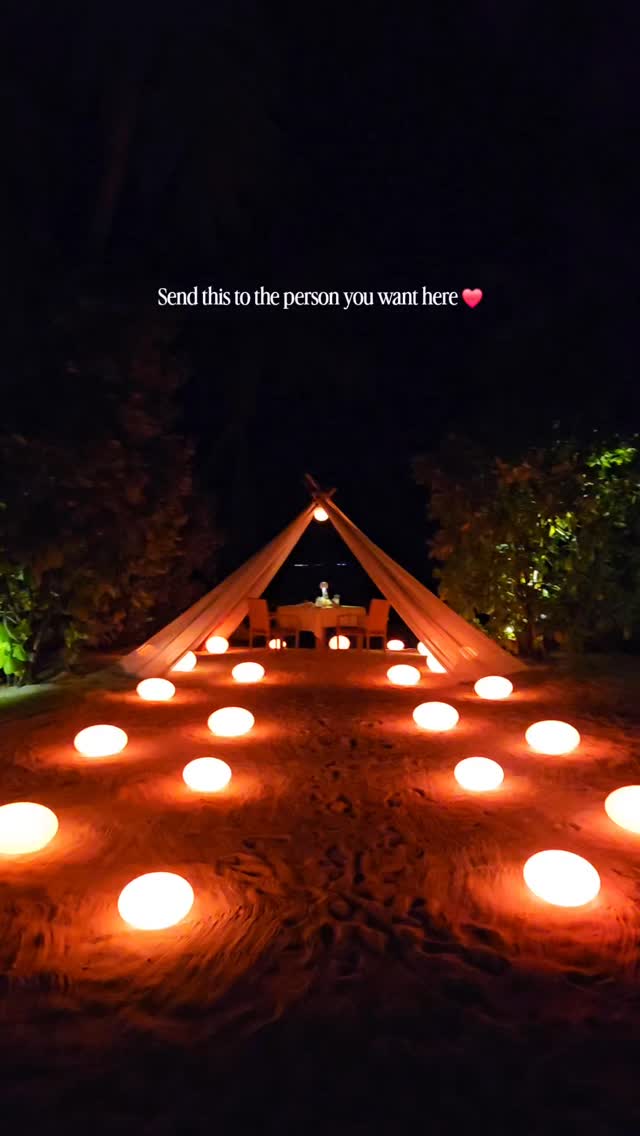 Some places don’t feel real until you’re there ✨❤️
A movie under the stars, the sound of the ocean and one of those moments you wish could last a little longer.

Ci sono posti che sembrano irreali fin
