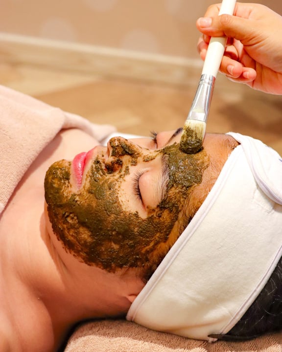 Foto von Outrigger Maldives Maafushivaru vom 19. Juli 2026. Könnte ein Bild von einer oder mehreren Personen, Make-up und Text sein.