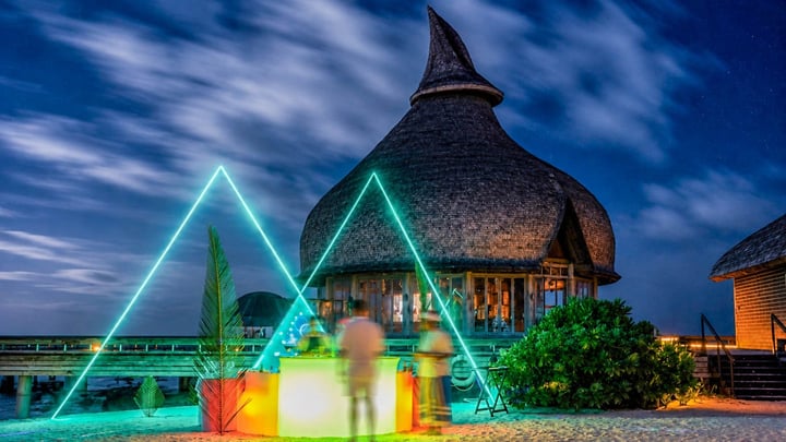 Foto von Outrigger Maldives Maafushivaru vom 04. September 2026. Könnte ein Bild von Dämmerung, Nacht, Bootshaus und Text sein.