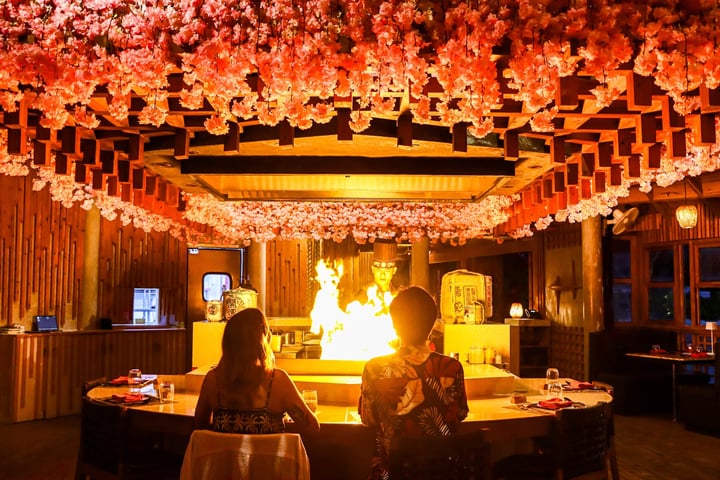 Foto von Outrigger Maldives Maafushivaru vom 17. August 2026. Könnte ein Bild von Beleuchtung, Feuer, Kronleuchter, Laterne und Text sein.