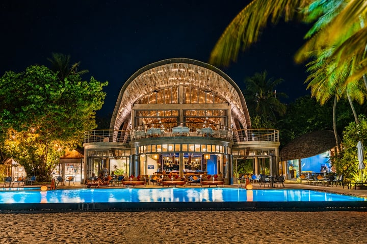 Foto di Outrigger Maldives Maafushivaru del 10 settembre 2026. Potrebbe essere un'immagine di crepuscolo, notte, cabana, casa sull'acqua e testo.