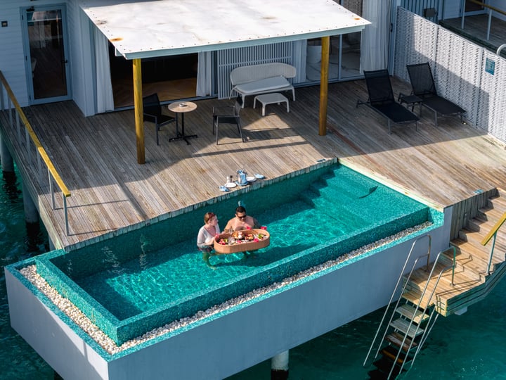 Le petit-déjeuner, mais rendu inoubliable. 🥐🥭✨
Réveillez-vous face à des eaux turquoise, avec un petit-déjeuner flottant et un petit coin de paradis à Maafushivaru. Car certains matins sont simplement faits pour être savourés lent