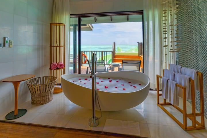 Foto von OZEN LIFE MAADHOO in OZEN LIFE Maadhoo mit @maadhoomaldives. Zu sehen sind möglicherweise ein Waschbecken, eine Badewanne, eine Dusche, Innenräume und Text.