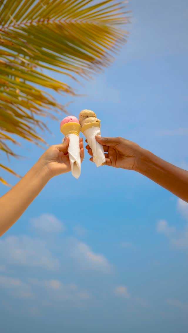 Schöpfen Sie die Freude! Begleiten Sie uns zu JOIE de VIVRE anlässlich des Happy Ice Cream Day für ein köstliches Abenteuer an unserer Eis- und Eis-am-Stiel-Station. Genießen Sie einzigartige Geschmacksrichtungen und machen Sie jeden Bissen zu einer Feier