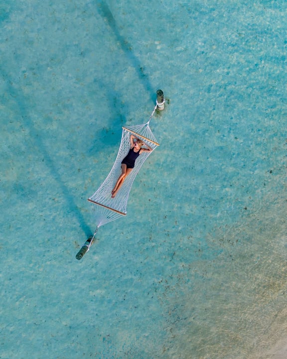 Foto von OZEN LIFE MAADHOO in OZEN LIFE Maadhoo mit @maadhoomaldives. Zu sehen sind möglicherweise Schwimmen, ein Sonnenschirm, Wasser und Text.