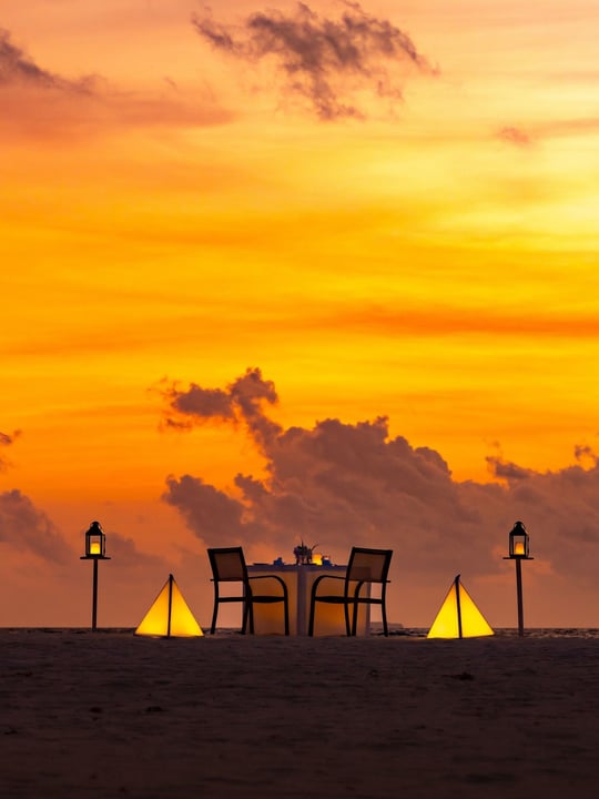 Foto von OZEN LIFE MAADHOO auf OZEN LIFE Maadhoo. Könnte ein Bild von Laterne, Dämmerung, Natur, Laternenmast, Wasser und Text sein.