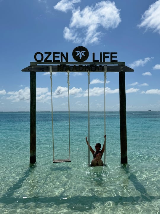 Foto von OZEN LIFE MAADHOO auf OZEN LIFE Maadhoo. Könnte ein Bild von Hängematte, Cabana und Text sein, auf dem „OZENOLIFE OZEN LIFE“ steht.