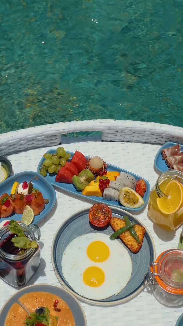 Svegliarsi con il sole gentile del mattino, entrare nella tua piscina privata e gustare uova all'occhio di bue servite proprio sull'acqua. ⁠
⁠
#RefinedElegance⁠
#TheOzenCollection⁠
#OzenReserveMaadhoo⁠