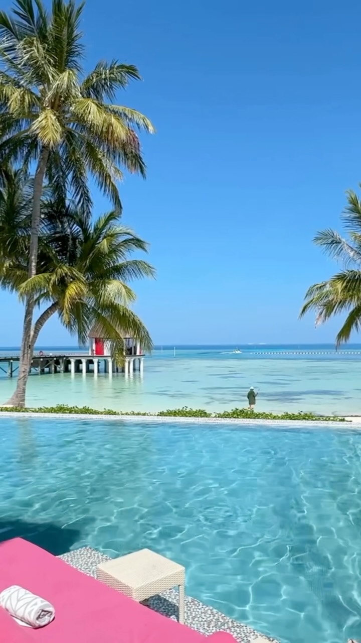 Benvenuto a @maadhoomaldives — un'isola di piccole meraviglie. 💙

Dove ogni giorno porta qualcosa di nuovo da scoprire.

Un tramonto che ti fa fermare per un momento.
Una tartaruga che scivola nel blu.
Colorati