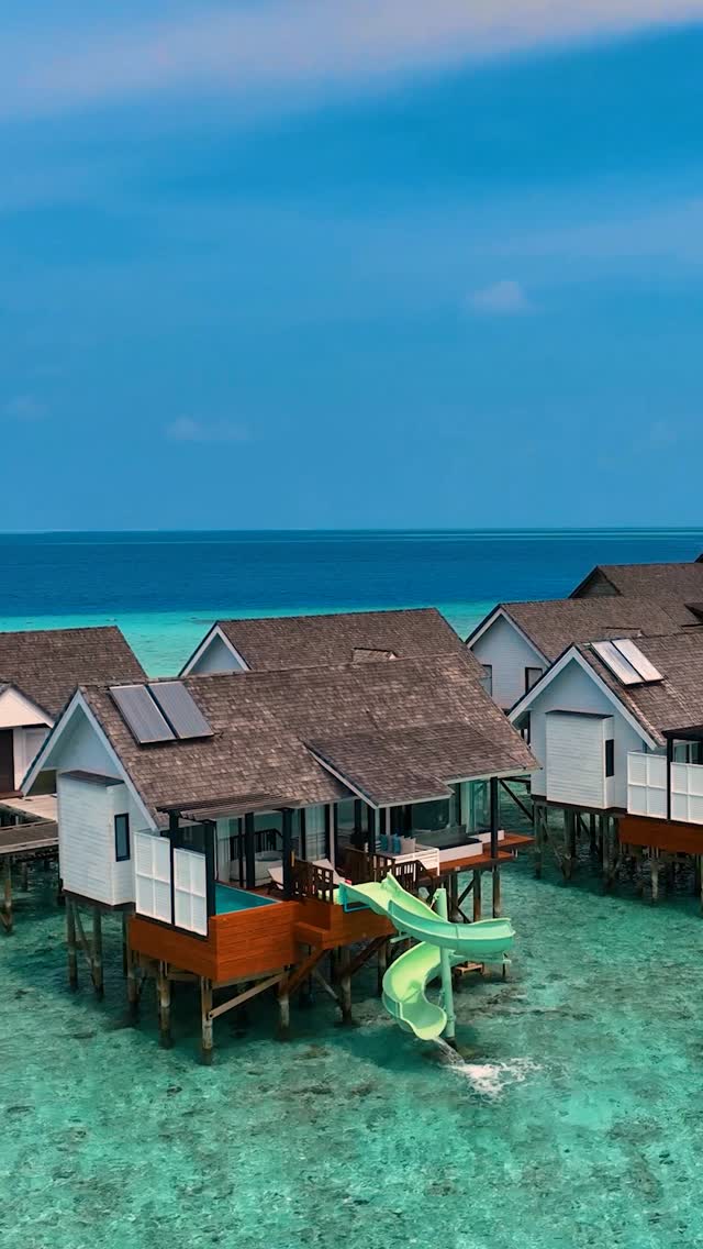 Una prospettiva aerea della nostra iconica ocean villa, dove la tua piscina privata incontra uno scivolo che porta direttamente nell'oceano. ⁠
⁠
#RefinedElegance⁠
#TheOzenCollection⁠
#OzenReserveMaadhoo⁠