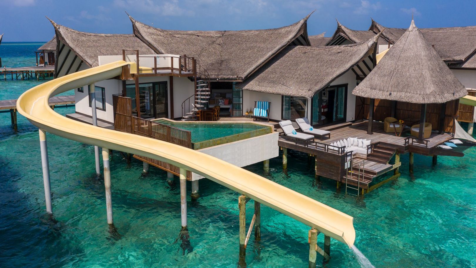 Overwater Ocean Pool Suites mit Wasserrutschen im OZEN RESERVE BOLIFUSHI