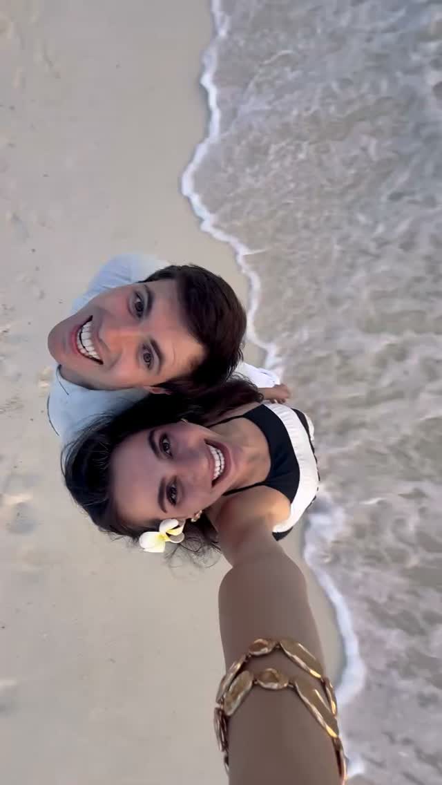 Das Flüstern des Ozeans und Sonnenuntergänge, die einem den Atem rauben – es gibt keinen besseren Ort, um die Liebe zu feiern, als die Malediven. Jeder Moment hier fühlt sich an wie eine Seite aus einem Traum, in dem die Zeit langsamer vergeht