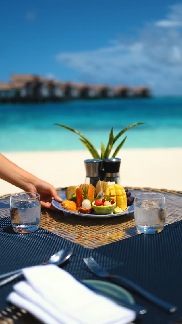 Im Vista del Mar wird jede Mahlzeit von lebendigen Aromen und atemberaubendem Meeresblick begleitet. Von morgendlichen Sonnenaufgängen bis zu goldenen Nachmittagen trifft Geschmack auf pure ozeanische Ruhe.⁠
⁠
⁠
#RefinedElegance⁠

