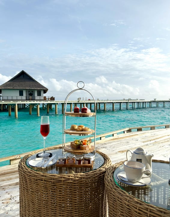 Foto di OZEN RESERVE BOLIFUSHI del 08 settembre 2026. Potrebbe essere un'immagine di cabana e testo.