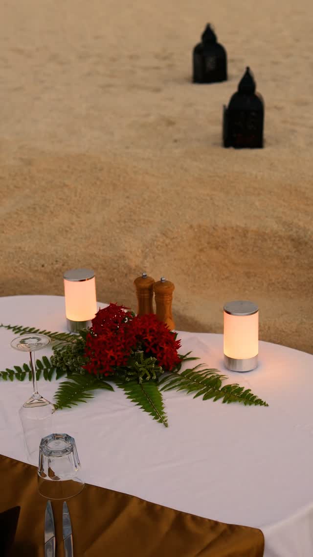 Sabbia soffice sotto i piedi, il ritmico frangersi delle onde e il tenue bagliore delle candele mentre il crepuscolo scende sull'orizzonte. Nessuna distrazione, solo la quieta magia di una sera sul mare. ⁠
⁠
⁠