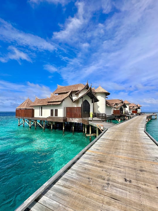 Chaque recoin d'OZEN RESERVE BOLIFUSHI offre un décor grandiose. ✨ Un moment intemporel capturé par @wishfuldestinations⁠ devant sa Ocean Pool RESERVE.⁠
⁠
#RefinedElegance⁠
#TheOzenCollection⁠
#OzenReserveB