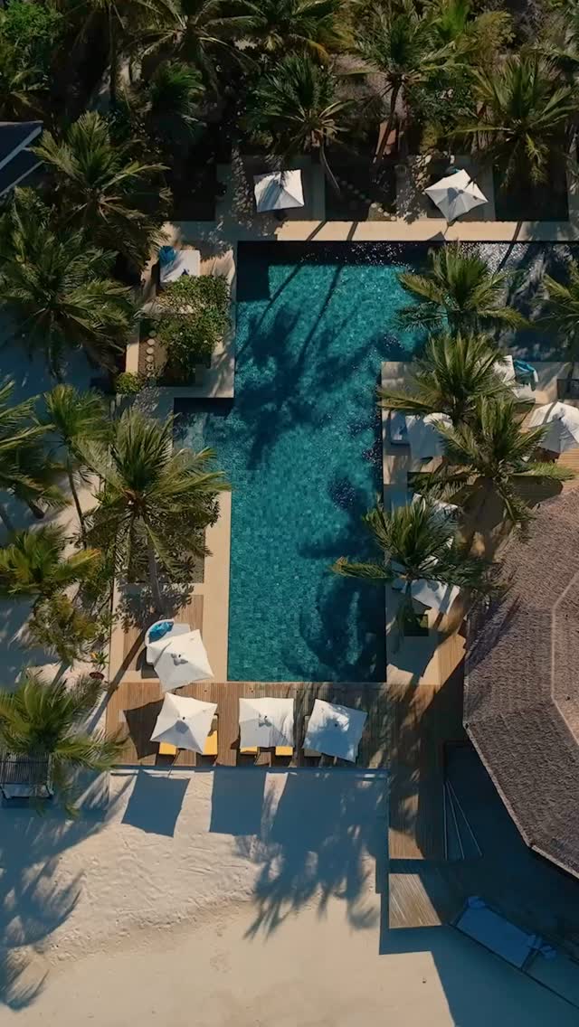 Un dégradé parfait du bleu profond au cristallin. Flottant entre notre piscine principale et le vaste océan Indien. Une sérénité pure et ininterrompue dans chaque image.⁠
⁠
⁠
#RefinedElegance⁠
#TheOzenCollection⁠
#