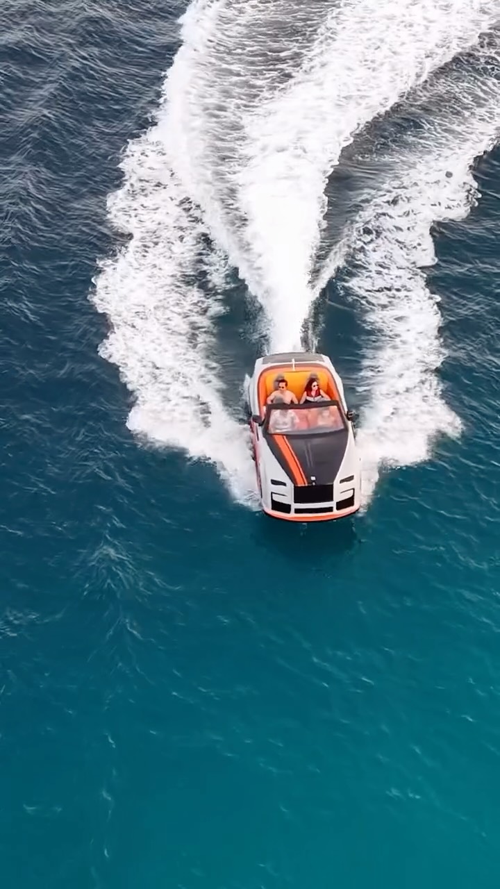 Sillonner l'océan Indien sans aucune limite. 🏎️💨 Là où les sensations de vitesse rencontrent un luxe inégalé. Merci à @ducnamnguyen_ d'avoir partagé ce moment d'adrénaline iconique !⁠
⁠
⁠
#RefinedElegance⁠
#TheOzenCol