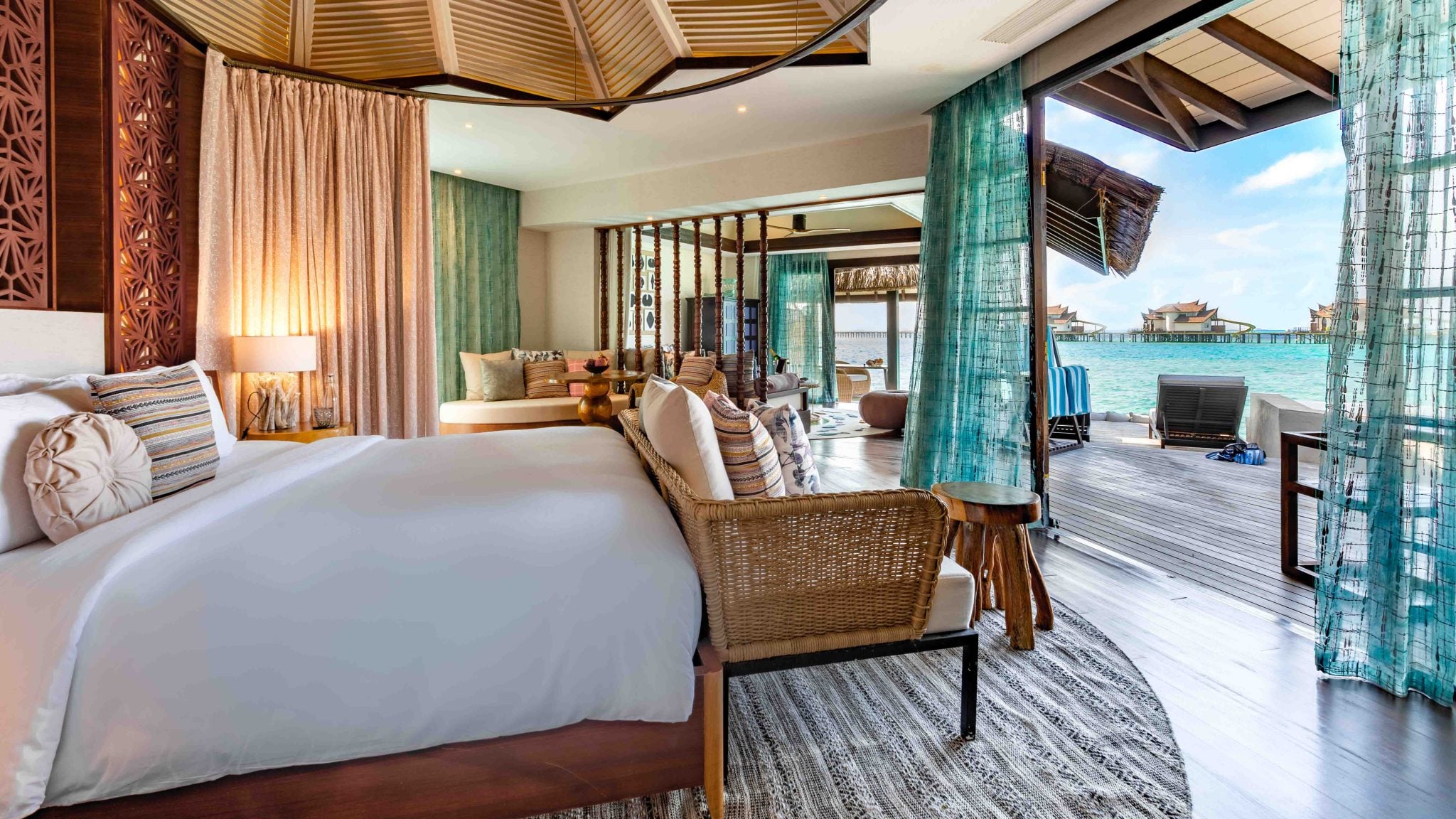 Ocean Pool Suite mit Rutsche im OZEN RESERVE BOLIFUSHI