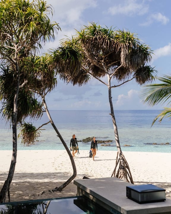 Foto von Park Hyatt Maldives Hadahaa vom 02. September 2026. Könnte ein Bild von Liegestuhl, Strand, Horizont, Palmen, Cabana und Text sein.