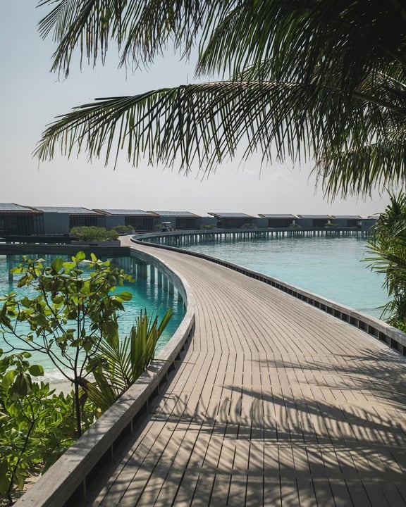 Foto di Park Hyatt Maldives Hadahaa del 19 settembre 2026. Potrebbe essere un'immagine di piscina, ponte e testo.