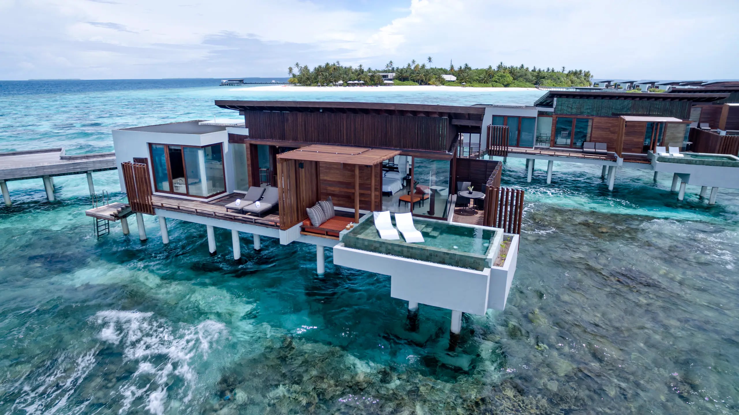 Overwater Sunset Pool Villa im Park Hyatt Maldives Hadahaa