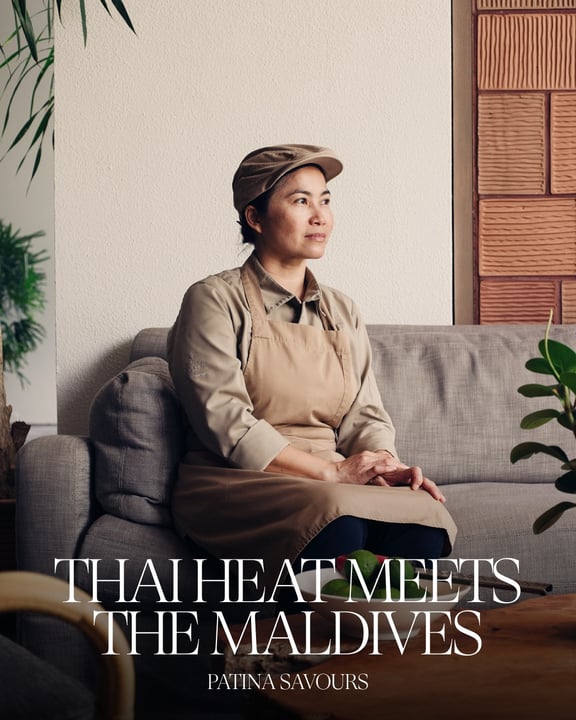 Foto von Patina Maldives vom 26. August 2026. Zeigt möglicherweise eine oder mehrere Personen, ein Poster, ein Magazin und Text.