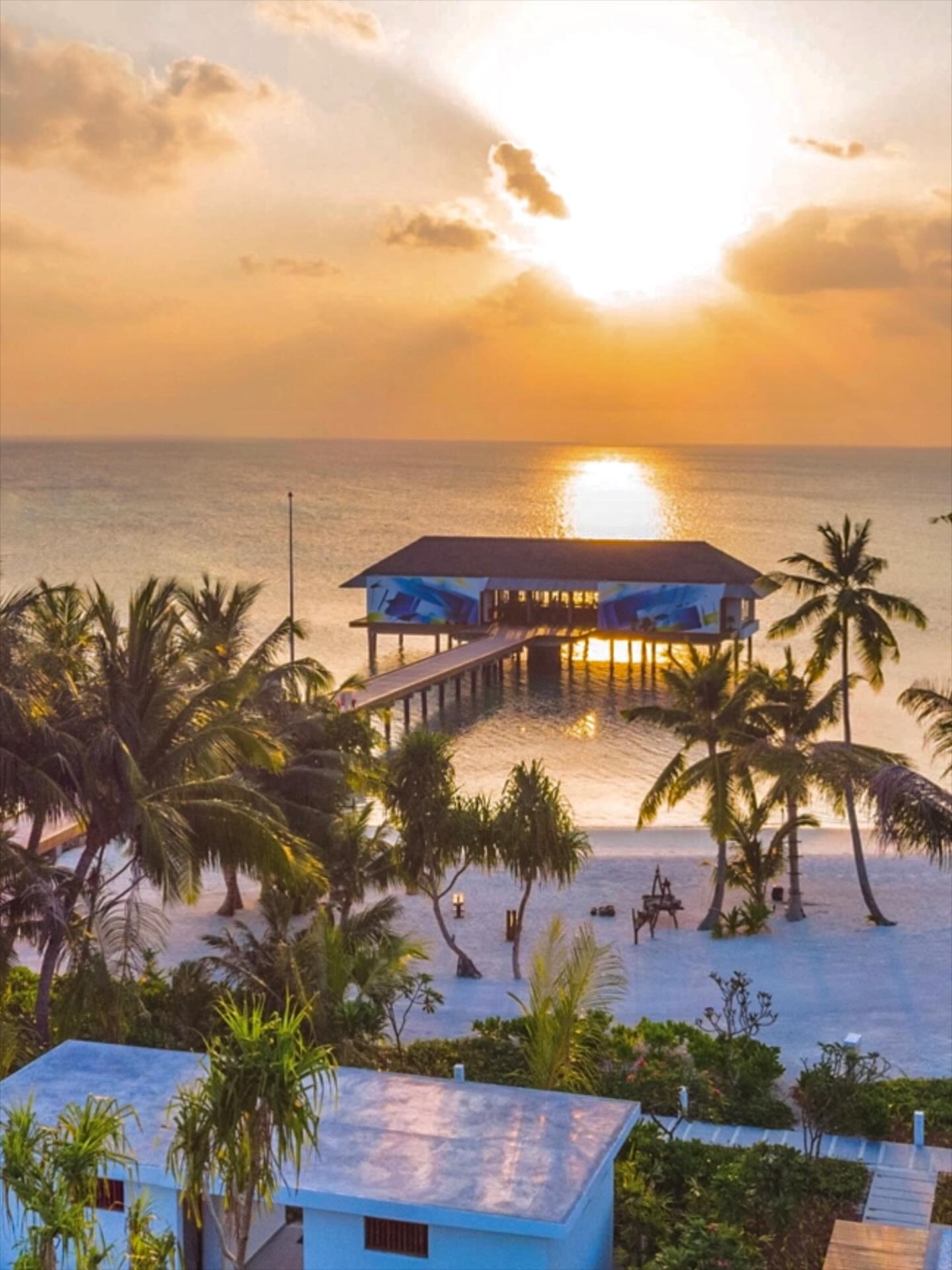 🌅 Chase golden hour magic at Pullman Maldives Maamutaa, where Saffron Affair Sunset Bar takes center stage. #maldives #sunset #bar #holiday #vibe