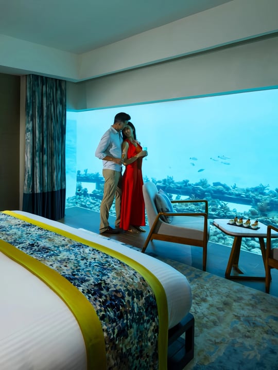 Foto von Pullman Maldives Maamutaa vom 19. Juli 2026. Könnte ein Bild von Menschen beim Küssen, Bett, Kopfteil, Schlafzimmer und Text sein.