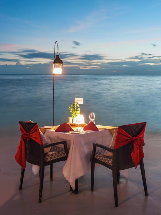 Foto von Pullman Maldives Maamutaa vom 17. Juli 2026. Könnte ein Bild von Laterne, Dämmerung und Text sein.