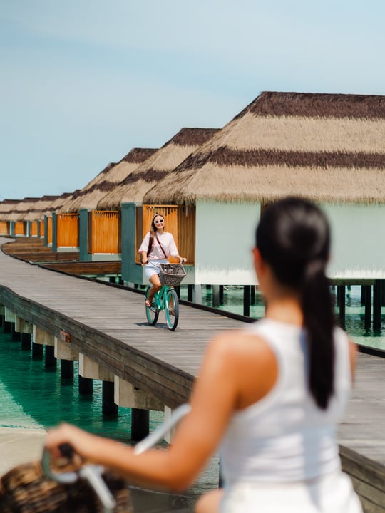 Foto von Pullman Maldives Maamutaa vom 30. August 2026. Könnte ein Bild von einer oder mehreren Personen, Fahrrad, Sarong, Motorroller, Bootshaus und Text sein.
