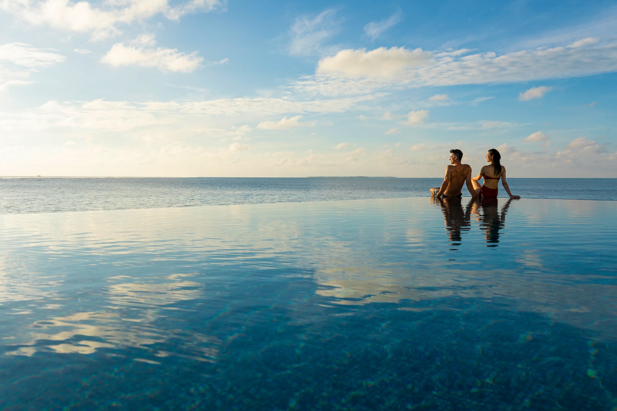 Foto von Pullman Maldives Maamutaa im Pullman Maldives Maamutaa Resort. Könnte ein Bild von Schwimmen, Strand, Pool, Ozean, Horizont und Text sein.