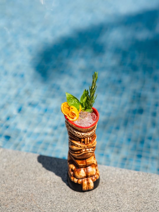 Sunshine, eau bleue et quelque chose de rafraîchissant à la main. 🍹☀️

Une boisson colorée au bord de la piscine suffit pour basculer en mode île. Fraîche, vibrante et faite pour être sirotée entre deux baignades, c'est le moment parfait