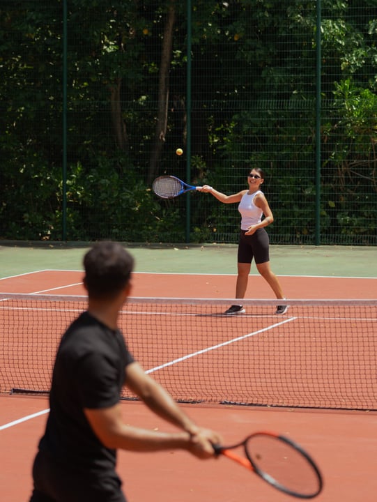 Foto di Pullman Maldives Maamutaa del 10 settembre 2026. Potrebbe contenere: giocatore di tennis, racketball, racchetta e testo.