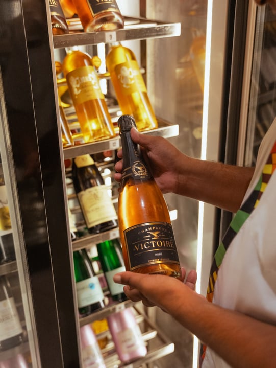 Foto di Pullman Maldives Maamutaa del 13 settembre 2026. Potrebbe contenere: champagne, bottiglia e testo.