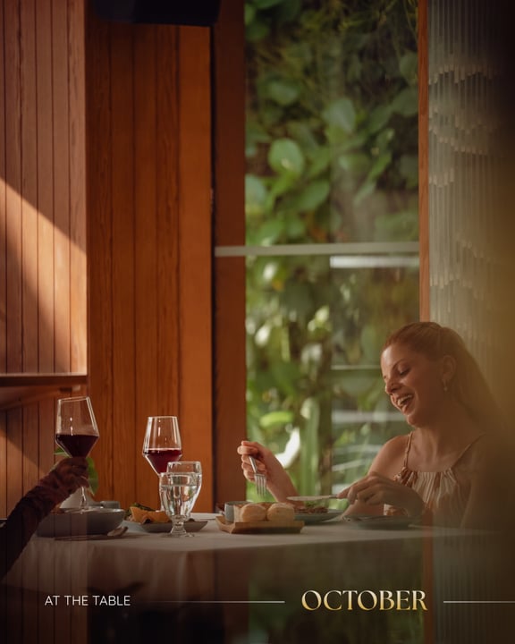 Octobre apporte un nouveau rythme à la table - saveurs de saison, retrouvailles animées et chaleur de la saison des fêtes. Découvrez ce qu'On the Table réserve à RAAYA.

#RAAYAbyAtmosphere #AtmosphereCore #Visi
