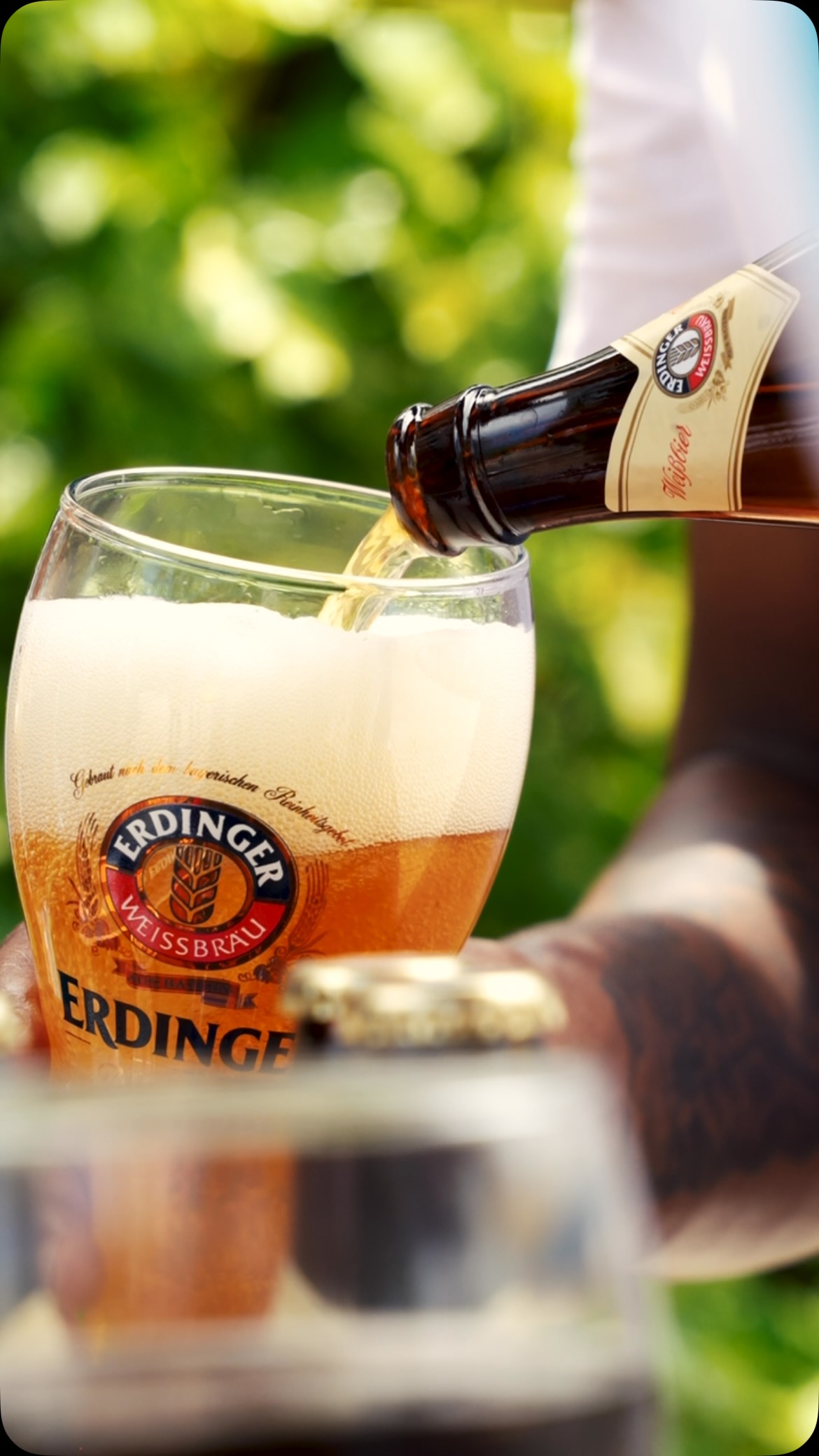 Prost depuis le paradis !

L'Oktoberfest a trouvé son chemin jusqu'au SOAQ Pool Bar - où coulées dorées, bonne ambiance et soleil insulaire ont fait de cet après-midi un moment à célébrer🍺

Des verres qui s'entrechoquent aux carefr