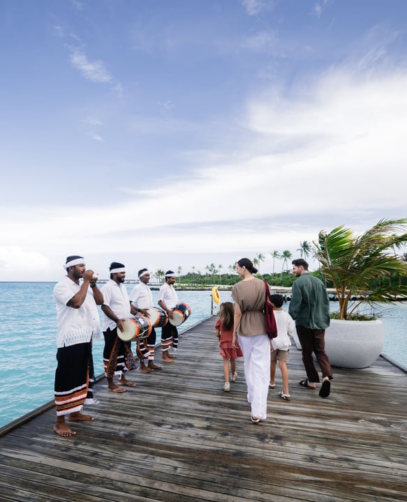Là où les voyages deviennent des souvenirs⁠
⁠
En cette Journée mondiale du tourisme, nous célébrons la beauté de se rassembler par-delà les cultures, les océans et les histoires.⁠
⁠
À RAAYA by Atmosphere, chaque voyage est façonné par les moment