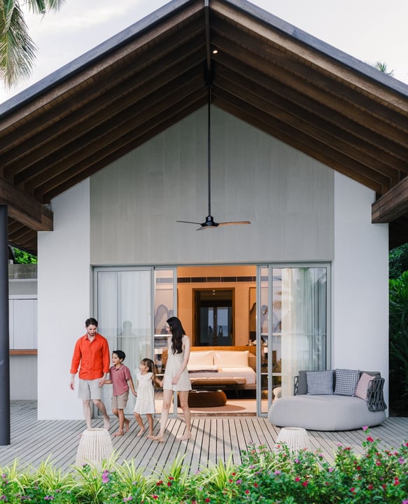 Conçues pour que les familles ralentissent, partagent des moments insulaires et profitent simplement d'être ensemble, nos villas rapprochent la beauté de la mer — avec de l'espace pour se détendre, se retrouver et créer des souvenirs en chemin.⁠
⁠
#RAA