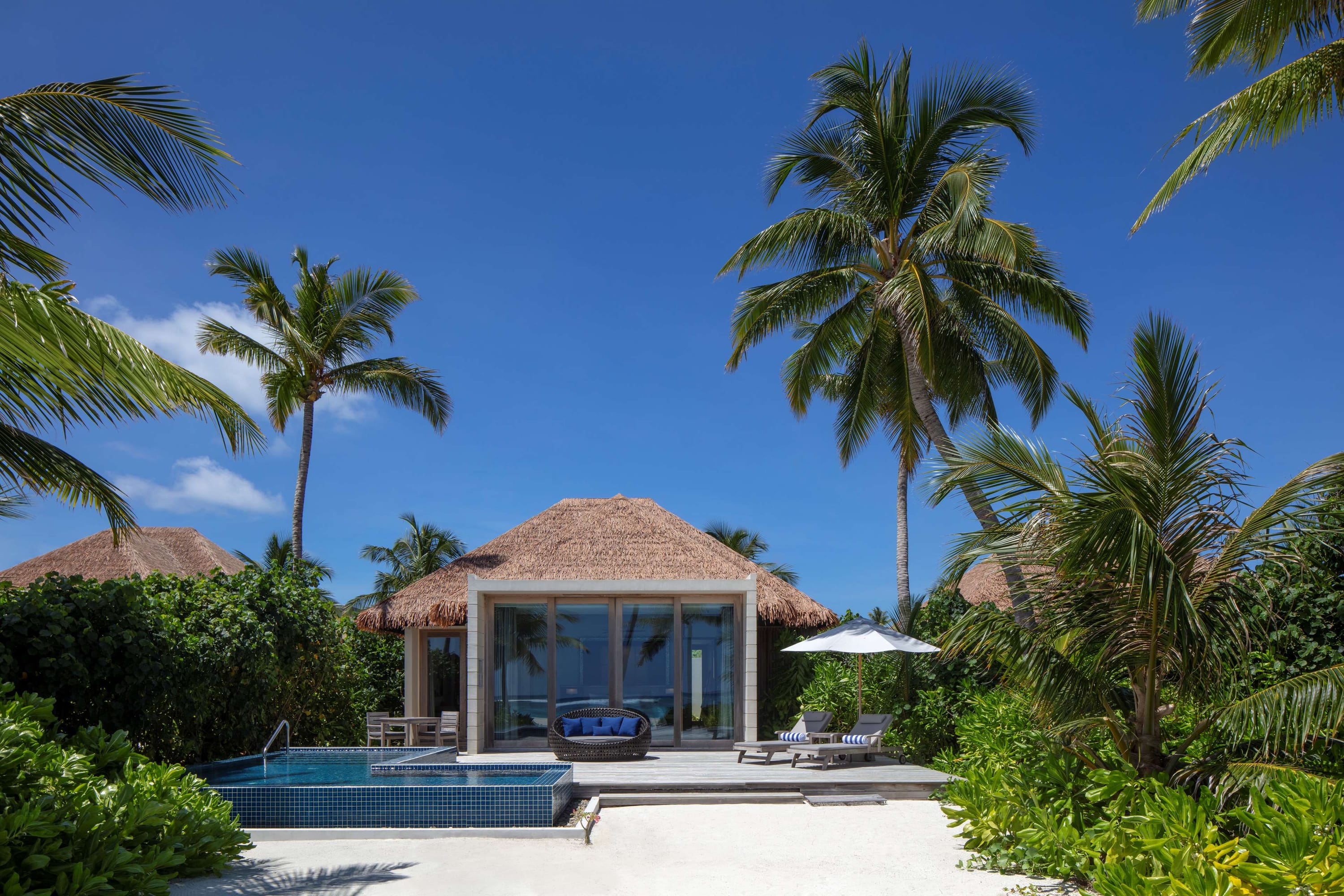 Beach Villa – Pool und Sonnenuntergangsblick im Radisson Blu Resort Maldives