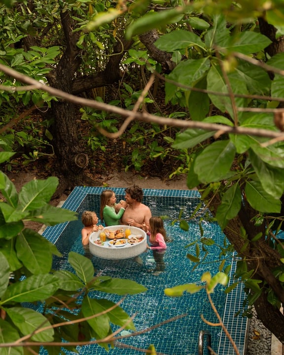 Foto geteilt von Radisson Blu Resort Maldives am 13. Juli 2026 mit Markierung von @radissonblu und @radissonhotels. Möglicherweise ein Bild von Floß, Pool, Picknick und Text.