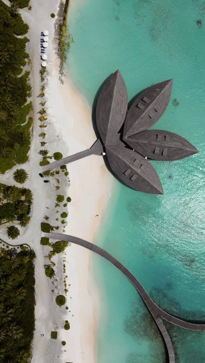 Apparently low season is the “bad” time to come to the Maldives… so please keep believing that 😂🤫

Because meanwhile, we’re here with sunshine, empty beaches, turquoise water and the kind of views t