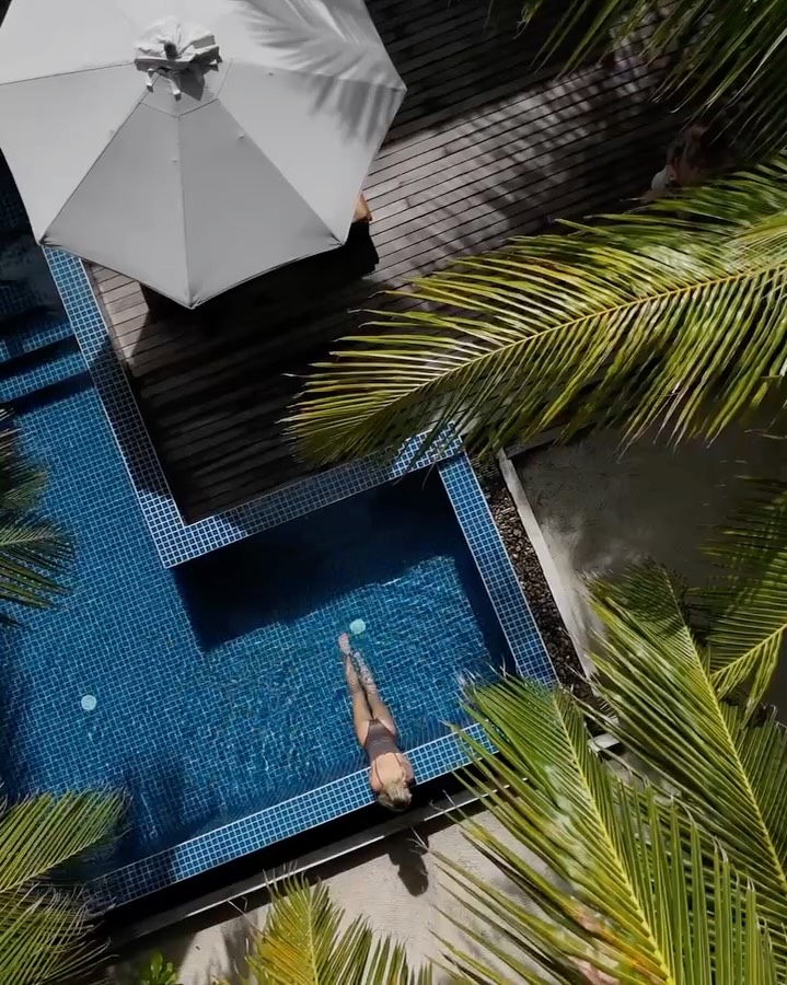Wenn der Sommer in einem Teil der Welt endet, finden Sie ihn immer auf den Malediven.

Willkommen in Ihrer Malediven-Strandvilla, wo Reisen mit der Ankunft per Wasserflugzeug beginnen und sich barfuß entlang weißer Sandstrände entfalten