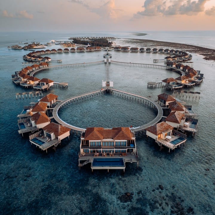 Foto geteilt von Radisson Blu Resort Maldives am 28. August 2026, verlinkt mit @radissonrewards, @radissonblu und @radissonhotels. Könnte ein Bild von Cabana, Wasser und Text sein.