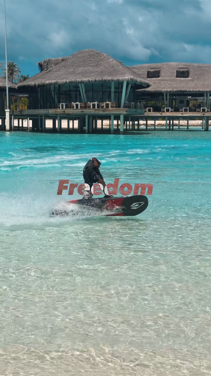 Das ist nicht einfach nur eine Fahrt, hier fühle ich mich am meisten wie ich selbst 🤙🏾
.
.gedreht auf @apple 
.
#maldives #viralvídeos #jetsurf #rxxkie #trending