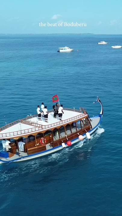 Au-delà du bruit des vagues, un autre son traverse les générations de vie insulaire.

Le rythme du Boduberu appartient aux Maldives — aux rassemblements, aux célébrations et aux moments qui réunissent les gens