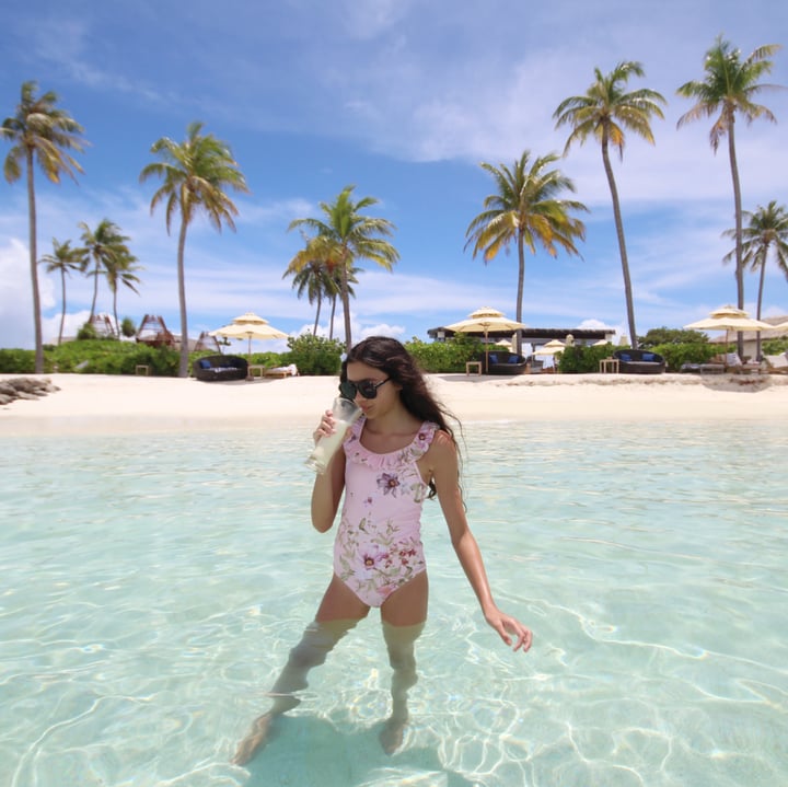 J'ai adoré passer des journées à Crusoes au Radisson Blue Resort Maldives, à nager et faire du snorkeling dans une eau cristalline et à déjeuner au bord de la plage 🏝️ @radissonbluresortmaldives