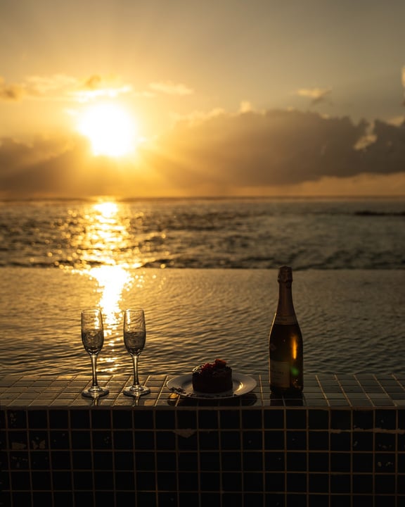 Foto di Radisson Blu Resort Maldives al Radisson Blu Resort Maldives con @radissonblu, e @radissonhotels. Potrebbe essere un'immagine di champagne, calice da vino, crepuscolo, orizzonte, acqua e testo.
